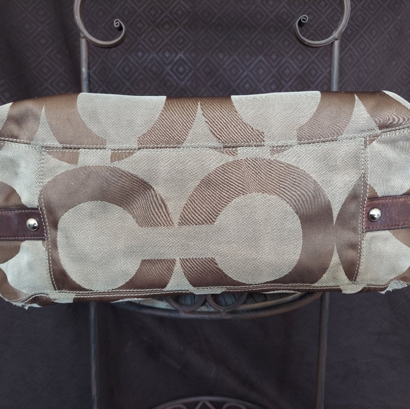 Large Coach satchel. See pics for wear on corners and straps - Picture 4 of 13